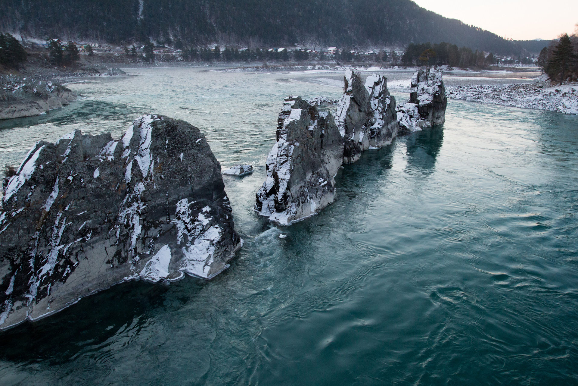 камни в воде горы